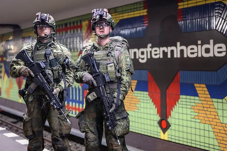 GER-Berlin-Medientag-zur-Kompanieuebung-Bollwerk-Baerlin-III-der-2-Kompanie-des-Wachbataillons-in-der-Nacht-vom-18-11-auf-den-19-11-2025-Freikaempfen-von-Verkehrswegen-Evakuierung-eigener-Kraefte-Festsetzen-von-Saboteuren-Kampf-bei-eingeschraenkter-Sicht-19-11