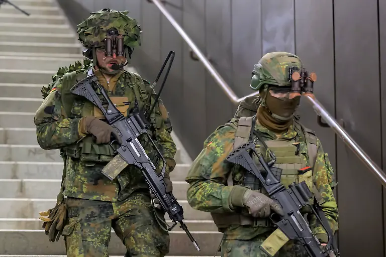 GER-Berlin-Medientag-zur-Kompanieuebung-Bollwerk-Baerlin-III-der-2-Kompanie-des-Wachbataillons-in-der-Nacht-vom-18-11-auf-den-19-11-2025-Freikaempfen-von-Verkehrswegen-Evakuierung-eigener-Kraefte-Festsetzen-von-Saboteuren-Kampf-bei-eingeschraenkter-Sicht-19-11