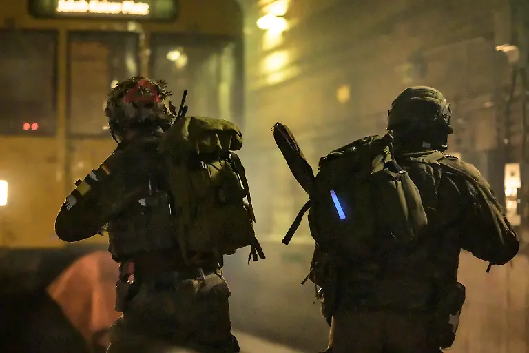 GER-Berlin-Medientag-zur-Kompanieuebung-Bollwerk-Baerlin-III-der-2-Kompanie-des-Wachbataillons-in-der-Nacht-vom-18-11-auf-den-19-11-2025-Freikaempfen-von-Verkehrswegen-Evakuierung-eigener-Kraefte-Festsetzen-von-Saboteuren-Kampf-bei-eingeschraenkter-Sicht-19-11