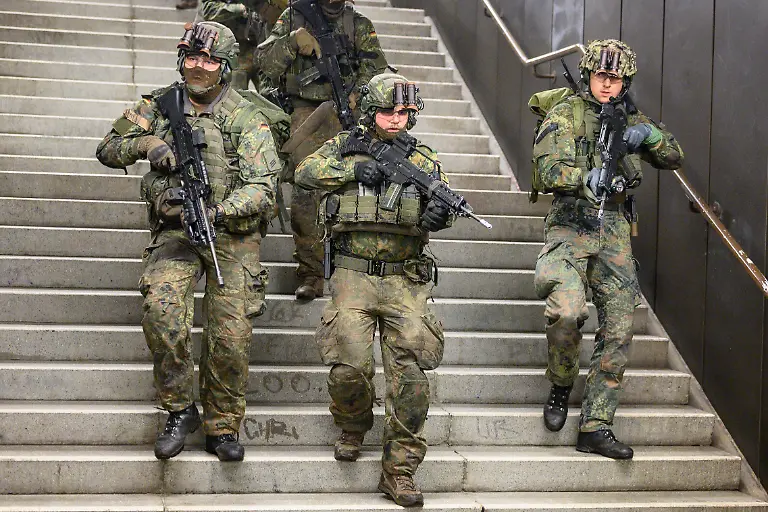 GER-Berlin-Medientag-zur-Kompanieuebung-Bollwerk-Baerlin-III-der-2-Kompanie-des-Wachbataillons-in-der-Nacht-vom-18-11-auf-den-19-11-2025-Freikaempfen-von-Verkehrswegen-Evakuierung-eigener-Kraefte-Festsetzen-von-Saboteuren-Kampf-bei-eingeschraenkter-Sicht-19-11