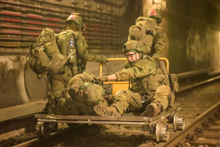 GER-Berlin-Medientag-zur-Kompanieuebung-Bollwerk-Baerlin-III-der-2-Kompanie-des-Wachbataillons-in-der-Nacht-vom-18-11-auf-den-19-11-2025-Freikaempfen-von-Verkehrswegen-Evakuierung-eigener-Kraefte-Festsetzen-von-Saboteuren-Kampf-bei-eingeschraenkter-Sicht-19-11