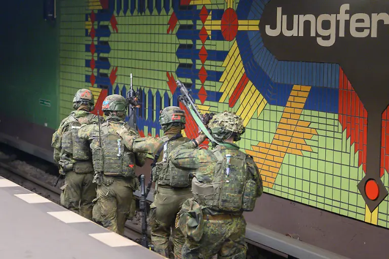 GER-Berlin-Medientag-zur-Kompanieuebung-Bollwerk-Baerlin-III-der-2-Kompanie-des-Wachbataillons-in-der-Nacht-vom-18-11-auf-den-19-11-2025-Freikaempfen-von-Verkehrswegen-Evakuierung-eigener-Kraefte-Festsetzen-von-Saboteuren-Kampf-bei-eingeschraenkter-Sicht-19-11