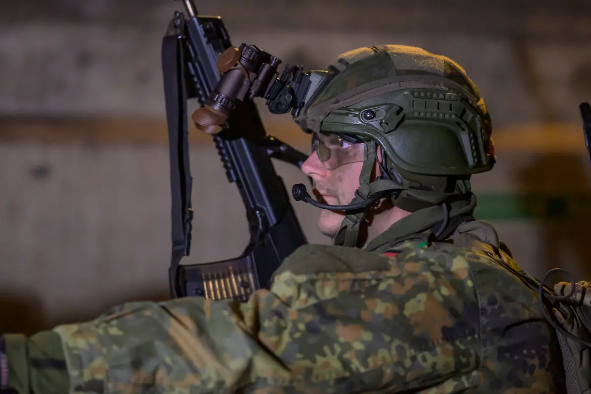 GER-Berlin-Medientag-zur-Kompanieuebung-Bollwerk-Baerlin-III-der-2-Kompanie-des-Wachbataillons-in-der-Nacht-vom-18-11-auf-den-19-11-2025-Freikaempfen-von-Verkehrswegen-Evakuierung-eigener-Kraefte-Festsetzen-von-Saboteuren-Kampf-bei-eingeschraenkter-Sicht-19-11