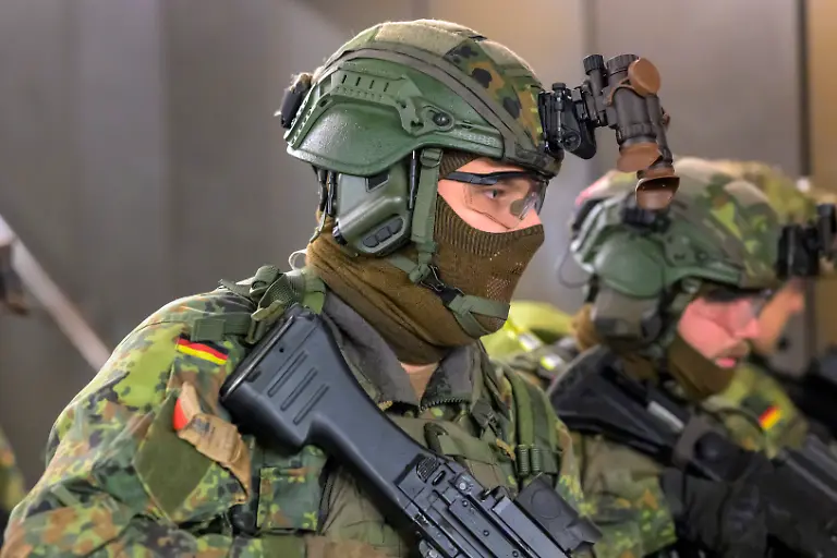 GER-Berlin-Medientag-zur-Kompanieuebung-Bollwerk-Baerlin-III-der-2-Kompanie-des-Wachbataillons-in-der-Nacht-vom-18-11-auf-den-19-11-2025-Freikaempfen-von-Verkehrswegen-Evakuierung-eigener-Kraefte-Festsetzen-von-Saboteuren-Kampf-bei-eingeschraenkter-Sicht-19-11