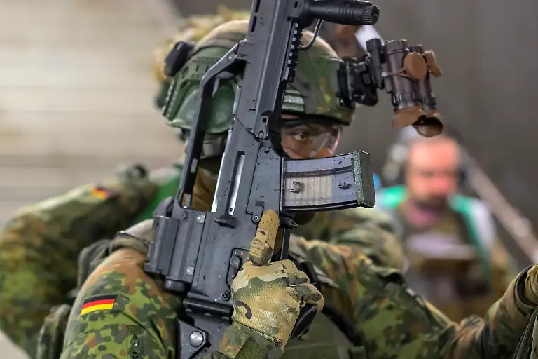 GER-Berlin-Medientag-zur-Kompanieuebung-Bollwerk-Baerlin-III-der-2-Kompanie-des-Wachbataillons-in-der-Nacht-vom-18-11-auf-den-19-11-2025-Freikaempfen-von-Verkehrswegen-Evakuierung-eigener-Kraefte-Festsetzen-von-Saboteuren-Kampf-bei-eingeschraenkter-Sicht-19-11