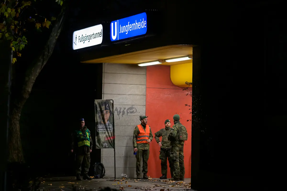 GER-Berlin-Medientag-zur-Kompanieuebung-Bollwerk-Baerlin-III-der-2-Kompanie-des-Wachbataillons-in-der-Nacht-vom-18-11-auf-den-19-11-2025-Freikaempfen-von-Verkehrswegen-Evakuierung-eigener-Kraefte-Festsetzen-von-Saboteuren-Kampf-bei-eingeschraenkter-Sicht-19-11