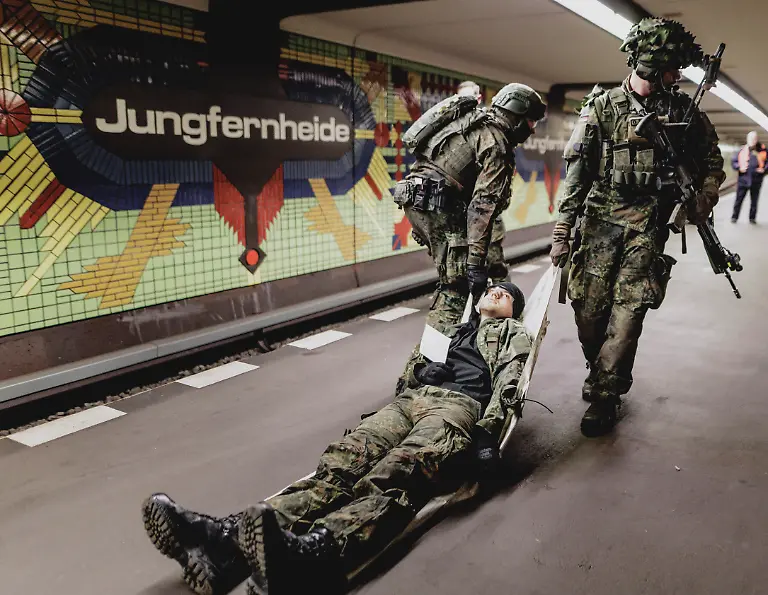 Soldaten-bergen-einen-Verletzten-aufgenommen-im-Rahmen-der-Bundeswehr-Uebung-Operation-Bollwerk-Baerlin-in-Berlin-19-11-2025-Waehrend-des-Uebungsszenarios-des-Wachbataillon-der-Bundeswehr-sollen-Saboteure-einer-U-Bahn-im-Uebungstunnel-Jungfernheide-festgesetzt-sowie-verletzte-Soldaten-geborgen-und-versorgt-werden