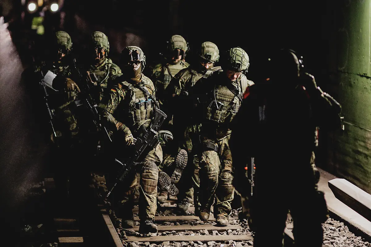 Soldaten-bergen-einen-Verletzten-aufgenommen-im-Rahmen-der-Bundeswehr-Uebung-Operation-Bollwerk-Baerlin-in-Berlin-19-11-2025-Waehrend-des-Uebungsszenarios-des-Wachbataillon-der-Bundeswehr-sollen-Saboteure-einer-U-Bahn-im-Uebungstunnel-Jungfernheide-festgesetzt-sowie-verletzte-Soldaten-geborgen-und-versorgt-werden