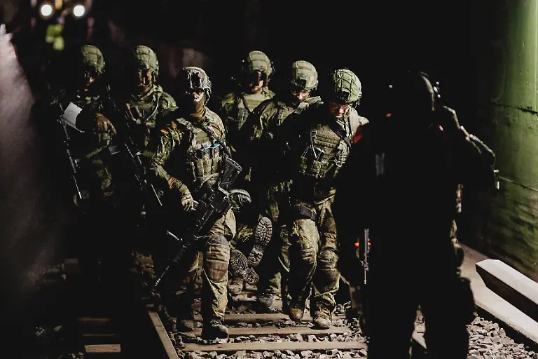 Soldaten-bergen-einen-Verletzten-aufgenommen-im-Rahmen-der-Bundeswehr-Uebung-Operation-Bollwerk-Baerlin-in-Berlin-19-11-2025-Waehrend-des-Uebungsszenarios-des-Wachbataillon-der-Bundeswehr-sollen-Saboteure-einer-U-Bahn-im-Uebungstunnel-Jungfernheide-festgesetzt-sowie-verletzte-Soldaten-geborgen-und-versorgt-werden