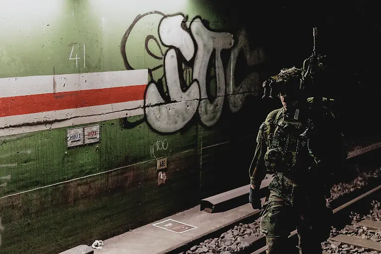 Ein-Soldat-laeuft-auf-dem-Gleisbett-durch-einen-U-Bahntunnel-aufgenommen-im-Rahmen-der-Bundeswehr-Uebung-Operation-Bollwerk-Baerlin-in-Berlin-19-11-2025-Waehrend-des-Uebungsszenarios-des-Wachbataillon-der-Bundeswehr-sollen-Saboteure-einer-U-Bahn-im-Uebungstunnel-Jungfernheide-festgesetzt-sowie-verletzte-Soldaten-geborgen-und-versorgt-werden