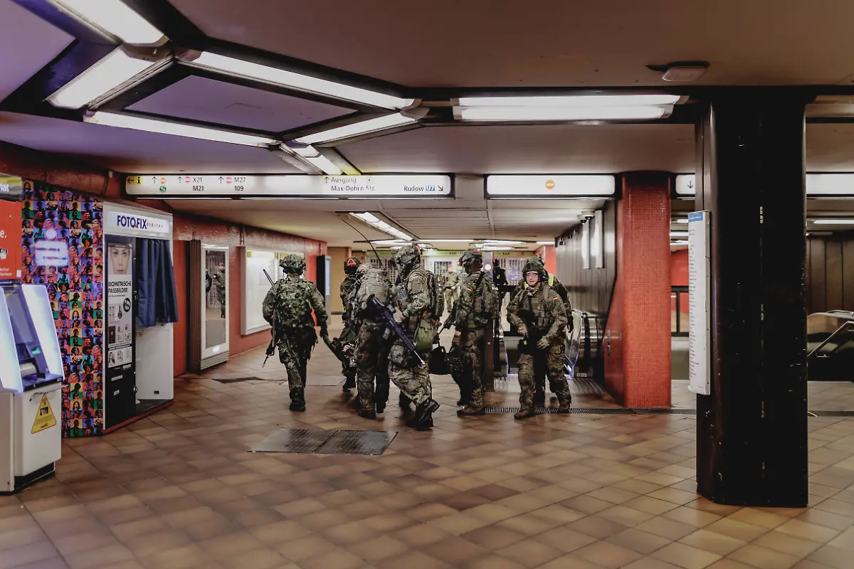 Soldaten-bergen-einen-Verletzten-aufgenommen-im-Rahmen-der-Bundeswehr-Uebung-Operation-Bollwerk-Baerlin-in-Berlin-19-11-2025-Waehrend-des-Uebungsszenarios-des-Wachbataillon-der-Bundeswehr-sollen-Saboteure-einer-U-Bahn-im-Uebungstunnel-Jungfernheide-festgesetzt-sowie-verletzte-Soldaten-geborgen-und-versorgt-werden