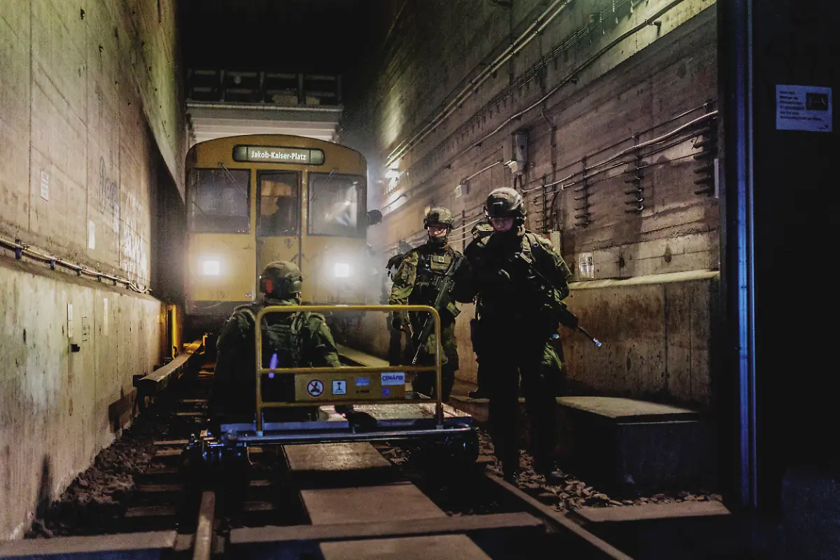 Soldaten-versorgen-einen-Verletzten-vor-einer-U-Bahn-aufgenommen-im-Rahmen-der-Bundeswehr-Uebung-Operation-Bollwerk-Baerlin-in-Berlin-19-11-2025-Waehrend-des-Uebungsszenarios-des-Wachbataillon-der-Bundeswehr-sollen-Saboteure-einer-U-Bahn-im-Uebungstunnel-Jungfernheide-festgesetzt-sowie-verletzte-Soldaten-geborgen-und-versorgt-werden