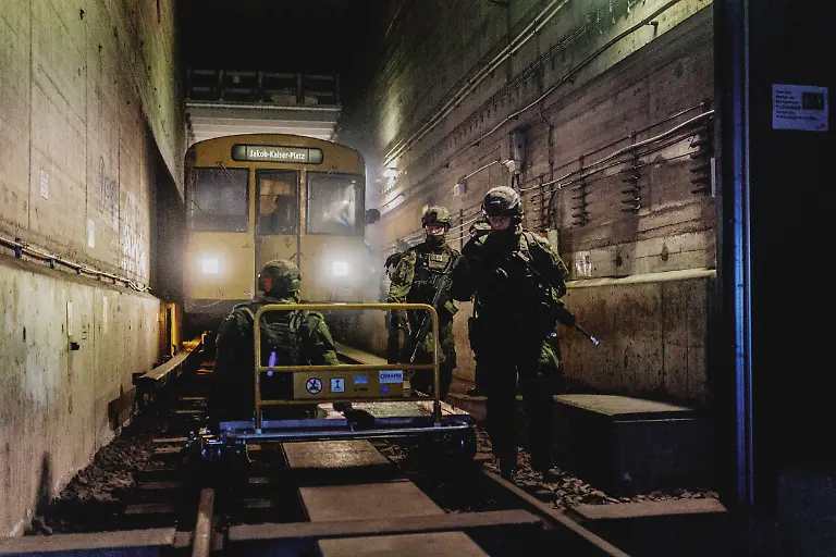 Soldaten-versorgen-einen-Verletzten-vor-einer-U-Bahn-aufgenommen-im-Rahmen-der-Bundeswehr-Uebung-Operation-Bollwerk-Baerlin-in-Berlin-19-11-2025-Waehrend-des-Uebungsszenarios-des-Wachbataillon-der-Bundeswehr-sollen-Saboteure-einer-U-Bahn-im-Uebungstunnel-Jungfernheide-festgesetzt-sowie-verletzte-Soldaten-geborgen-und-versorgt-werden