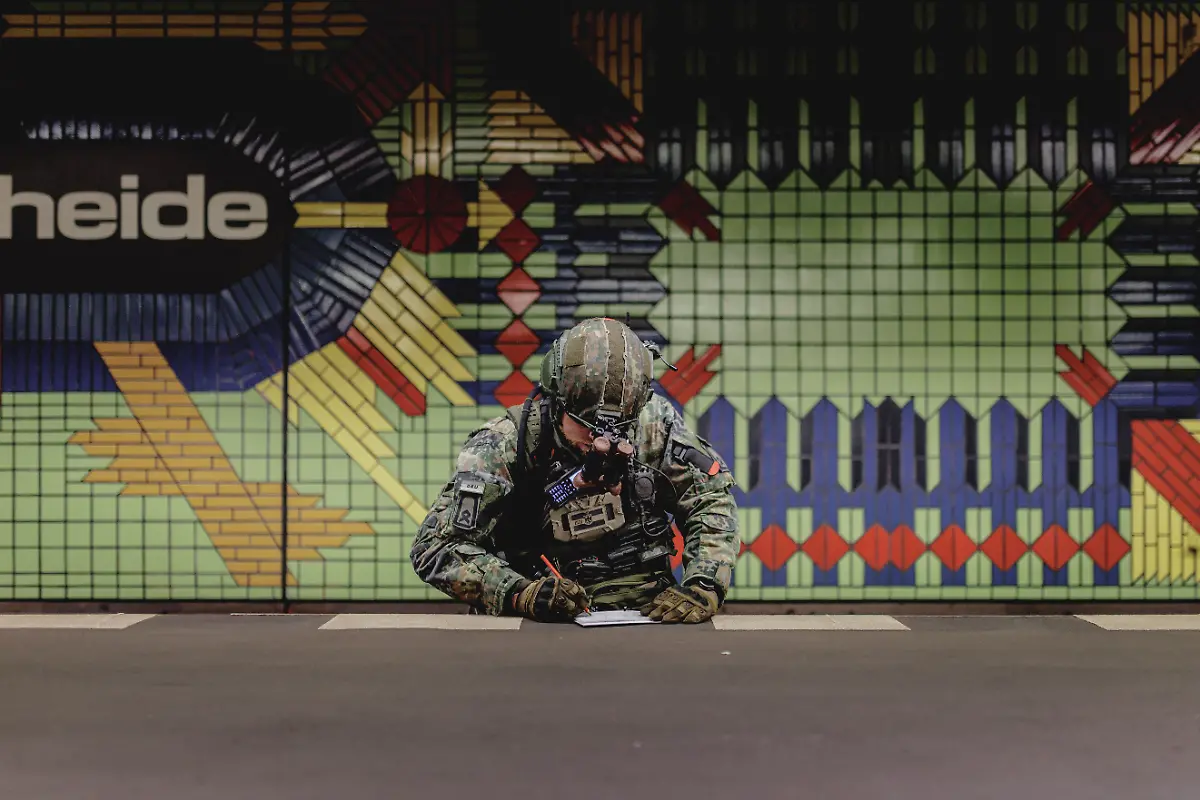 Ein-Soldat-steht-im-Gleisbett-an-der-U-Bahnstation-Jungfernheide-aufgenommen-im-Rahmen-der-Bundeswehr-Uebung-Operation-Bollwerk-Baerlin-in-Berlin-19-11-2025-Waehrend-des-Uebungsszenarios-des-Wachbataillon-der-Bundeswehr-sollen-Saboteure-einer-U-Bahn-im-Uebungstunnel-Jungfernheide-festgesetzt-sowie-verletzte-Soldaten-geborgen-und-versorgt-werden