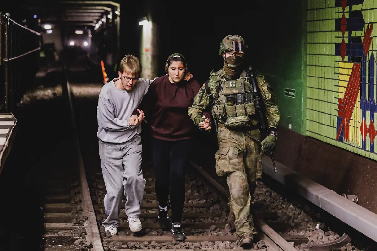 Verletzte-Statisten-werden-versorgt-von-einem-Soldaten-im-Rahmen-der-Bundeswehr-Uebung-Operation-Bollwerk-Baerlin-in-Berlin-19-11-2025-Waehrend-des-Uebungsszenarios-des-Wachbataillon-der-Bundeswehr-sollen-Saboteure-einer-U-Bahn-im-Uebungstunnel-Jungfernheide-festgesetzt-sowie-verletzte-Soldaten-geborgen-und-versorgt-werden