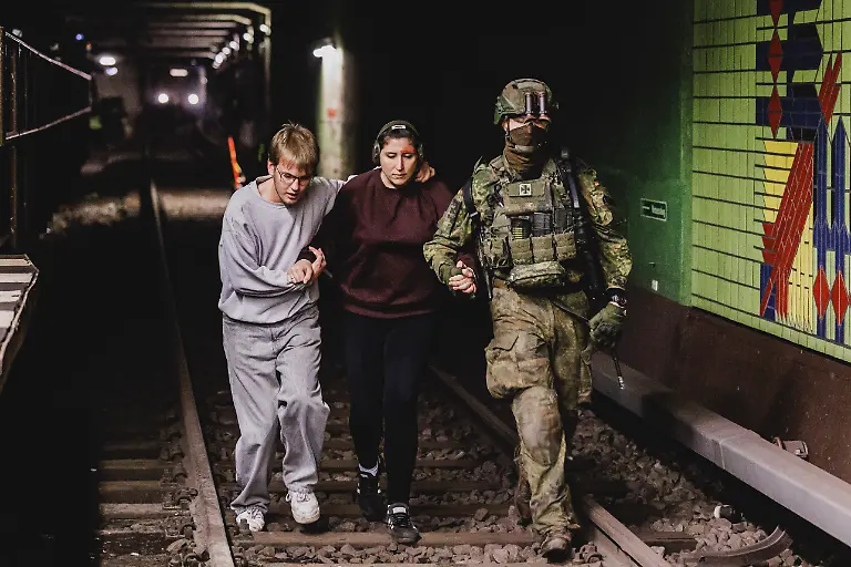 Verletzte-Statisten-werden-versorgt-von-einem-Soldaten-im-Rahmen-der-Bundeswehr-Uebung-Operation-Bollwerk-Baerlin-in-Berlin-19-11-2025-Waehrend-des-Uebungsszenarios-des-Wachbataillon-der-Bundeswehr-sollen-Saboteure-einer-U-Bahn-im-Uebungstunnel-Jungfernheide-festgesetzt-sowie-verletzte-Soldaten-geborgen-und-versorgt-werden