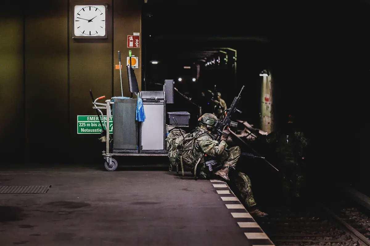 Soldaten-laufen-auf-dem-Gleisbett-in-einen-U-Bahn-Schacht-aufgenommen-im-Rahmen-der-Bundeswehr-Uebung-Operation-Bollwerk-Baerlin-in-Berlin-19-11-2025-Waehrend-des-Uebungsszenarios-des-Wachbataillon-der-Bundeswehr-sollen-Saboteure-einer-U-Bahn-im-Uebungstunnel-Jungfernheide-festgesetzt-sowie-verletzte-Soldaten-geborgen-und-versorgt-werden