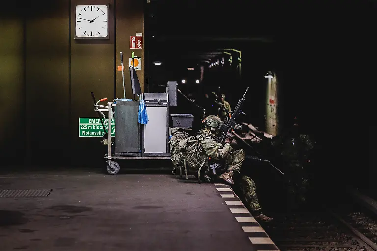 Soldaten-laufen-auf-dem-Gleisbett-in-einen-U-Bahn-Schacht-aufgenommen-im-Rahmen-der-Bundeswehr-Uebung-Operation-Bollwerk-Baerlin-in-Berlin-19-11-2025-Waehrend-des-Uebungsszenarios-des-Wachbataillon-der-Bundeswehr-sollen-Saboteure-einer-U-Bahn-im-Uebungstunnel-Jungfernheide-festgesetzt-sowie-verletzte-Soldaten-geborgen-und-versorgt-werden