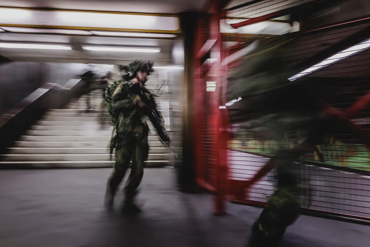 Soldaten-laufen-eine-Treppe-hinunter-in-einen-U-Bahnhof-aufgenommen-im-Rahmen-der-Bundeswehr-Uebung-Operation-Bollwerk-Baerlin-in-Berlin-19-11-2025-Waehrend-des-Uebungsszenarios-des-Wachbataillon-der-Bundeswehr-sollen-Saboteure-einer-U-Bahn-im-Uebungstunnel-Jungfernheide-festgesetzt-sowie-verletzte-Soldaten-geborgen-und-versorgt-werden