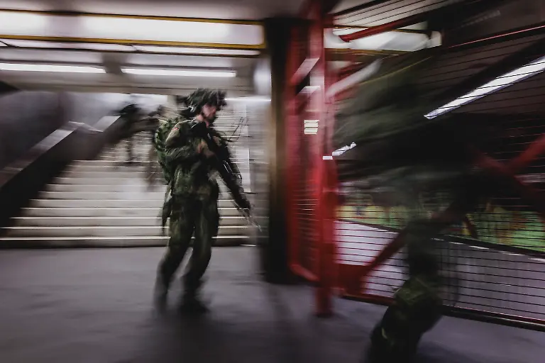 Soldaten-laufen-eine-Treppe-hinunter-in-einen-U-Bahnhof-aufgenommen-im-Rahmen-der-Bundeswehr-Uebung-Operation-Bollwerk-Baerlin-in-Berlin-19-11-2025-Waehrend-des-Uebungsszenarios-des-Wachbataillon-der-Bundeswehr-sollen-Saboteure-einer-U-Bahn-im-Uebungstunnel-Jungfernheide-festgesetzt-sowie-verletzte-Soldaten-geborgen-und-versorgt-werden