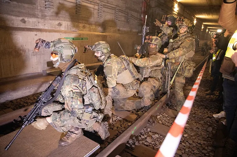 November-19-2025-Berlin-Berlin-Germany-German-soldiers-from-the-Wachbataillon-took-part-in-the-nighttime-Bollwerk-Baerlin-III-exercise-at-Jungfernheide-U-Bahn-station-in-Berlin-on-Wednesday-November-19-2025-The-large-scale-drill-trained-troops-to-fight-in-confined-underground-spaces-clear-subway-cars-evacuate-casualties-and-respond-to-simulated-saboteur-attacks-The-Bundeswehr-says-the-exercise-reflects-Germany-s-renewed-focus-on-national-and-alliance-defense-amid-rising-security-tensions-in-Europe-following-Russia-s-war-against-Ukraine-The-unit-best-known-for-its-ceremonial-duties-is-expanding-its-infantry-capabilities-to-protect-federal-government-infrastructure-in-a-crisis
