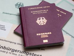 Einen Tag nach Einbürgerung : Mann soll wegen Pro-Hamas-Posting deutschen Pass verlieren