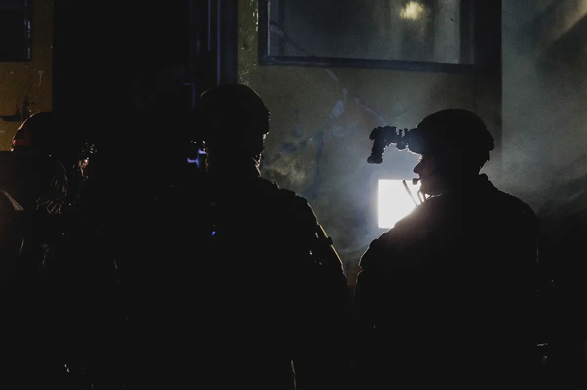 Soldaten-an-einer-U-Bahn-aufgenommen-im-Rahmen-der-Bundeswehr-Uebung-Operation-Bollwerk-Baerlin-in-Berlin-19-11-2025-Waehrend-des-Uebungsszenarios-des-Wachbataillon-der-Bundeswehr-sollen-Saboteure-einer-U-Bahn-im-Uebungstunnel-Jungfernheide-festgesetzt-sowie-verletzte-Soldaten-geborgen-und-versorgt-werden