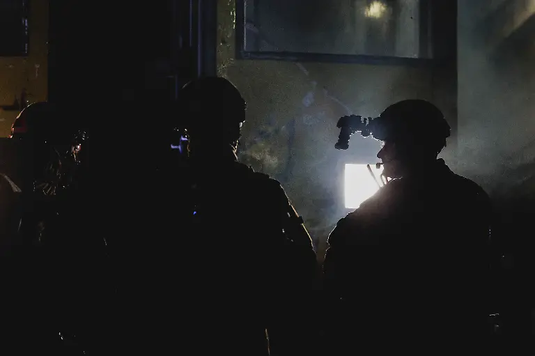 Soldaten-an-einer-U-Bahn-aufgenommen-im-Rahmen-der-Bundeswehr-Uebung-Operation-Bollwerk-Baerlin-in-Berlin-19-11-2025-Waehrend-des-Uebungsszenarios-des-Wachbataillon-der-Bundeswehr-sollen-Saboteure-einer-U-Bahn-im-Uebungstunnel-Jungfernheide-festgesetzt-sowie-verletzte-Soldaten-geborgen-und-versorgt-werden