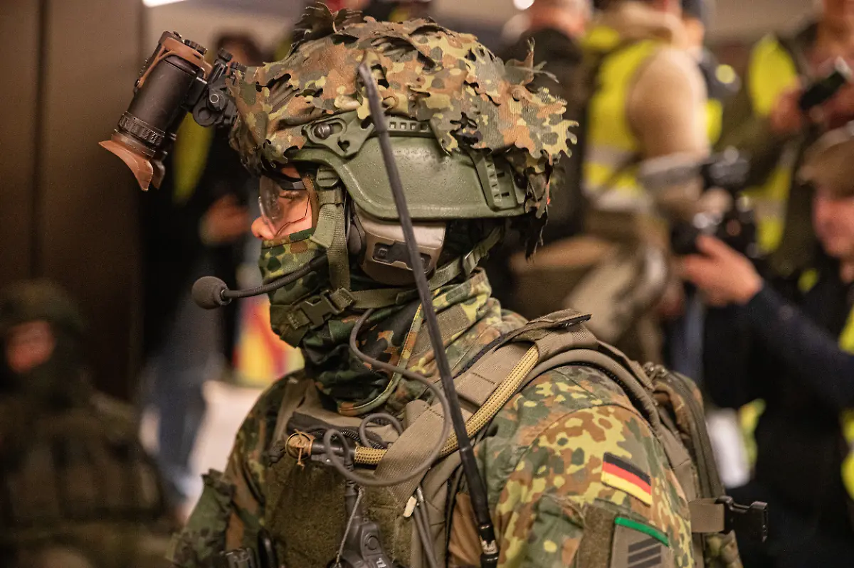 November-19-2025-Berlin-Berlin-Germany-German-soldiers-from-the-Wachbataillon-took-part-in-the-nighttime-Bollwerk-Baerlin-III-exercise-at-Jungfernheide-U-Bahn-station-in-Berlin-on-Wednesday-November-19-2025-The-large-scale-drill-trained-troops-to-fight-in-confined-underground-spaces-clear-subway-cars-evacuate-casualties-and-respond-to-simulated-saboteur-attacks-The-Bundeswehr-says-the-exercise-reflects-Germany-s-renewed-focus-on-national-and-alliance-defense-amid-rising-security-tensions-in-Europe-following-Russia-s-war-against-Ukraine-The-unit-best-known-for-its-ceremonial-duties-is-expanding-its-infantry-capabilities-to-protect-federal-government-infrastructure-in-a-crisis