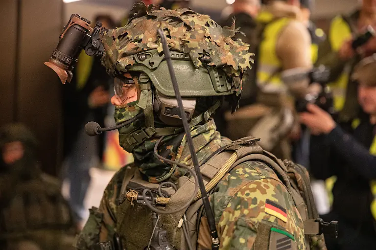 November-19-2025-Berlin-Berlin-Germany-German-soldiers-from-the-Wachbataillon-took-part-in-the-nighttime-Bollwerk-Baerlin-III-exercise-at-Jungfernheide-U-Bahn-station-in-Berlin-on-Wednesday-November-19-2025-The-large-scale-drill-trained-troops-to-fight-in-confined-underground-spaces-clear-subway-cars-evacuate-casualties-and-respond-to-simulated-saboteur-attacks-The-Bundeswehr-says-the-exercise-reflects-Germany-s-renewed-focus-on-national-and-alliance-defense-amid-rising-security-tensions-in-Europe-following-Russia-s-war-against-Ukraine-The-unit-best-known-for-its-ceremonial-duties-is-expanding-its-infantry-capabilities-to-protect-federal-government-infrastructure-in-a-crisis