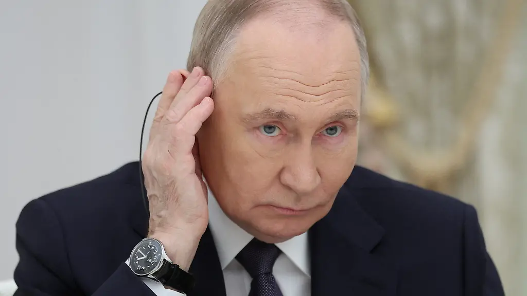 Russian-President-Vladimir-Putin-attends-a-meeting-with-Chinese-Premier-Li-Qiang-at-the-Kremlin-in-Moscow-Russia-November-18-2025