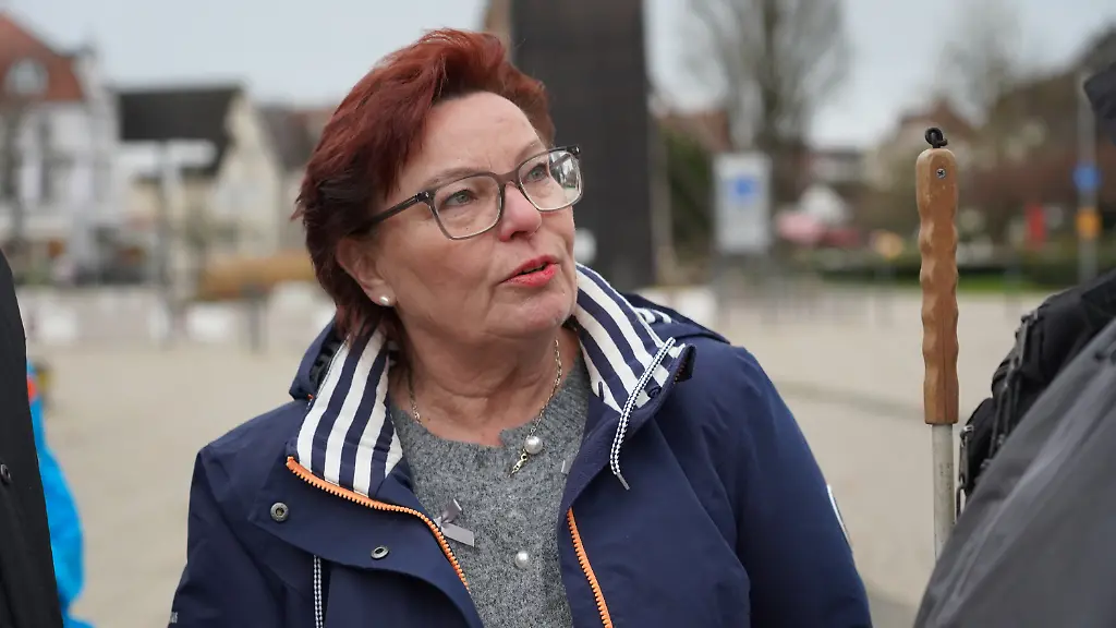 Die-AfD-Politikerin-Sabine-Reinknecht-kommt-vor-einer-Sitzung-des-Stadtrats-am-Kurhaus-an-wo-das-Gremium-tagt-Auf-der-Tagesordnung-steht-die-Abwahl-der-Politikerin-als-Vizebuergermeisterin