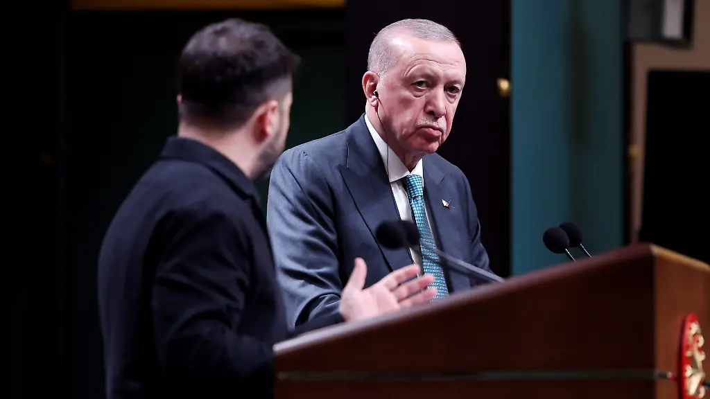Der-tuerkische-Praesident-Recep-Tayyip-Erdogan-r-und-der-ukrainische-Praesident-Wolodymyr-Selenskyj-nehmen-an-einer-gemeinsamen-Pressekonferenz-nach-ihrem-Treffen-im-Praesidentenpalast-teil