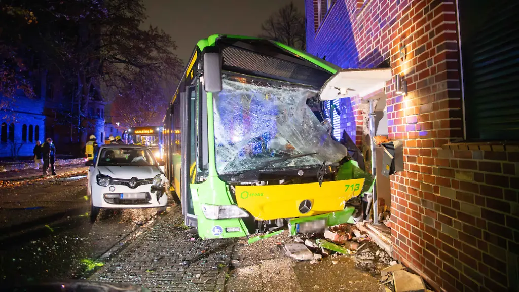 Ein-voellig-zerstoerter-Bus-steht-vor-einer-Hauswand-Ein-Linienbus-ist-in-Oberhausen-mit-mehreren-Fahrzeugen-koollidiert-und-dann-gegen-eine-Hauswand-gekracht-Bis-zu-sieben-Personen-seien-verletzt-worden