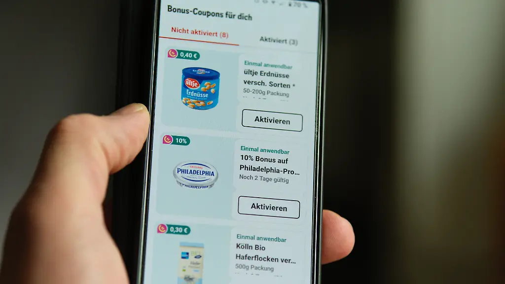 Auf-dem-Bildschirm-eines-Smartphones-ist-die-Rewe-App-mit-dem-Bonus-Bereich-geoeffnet