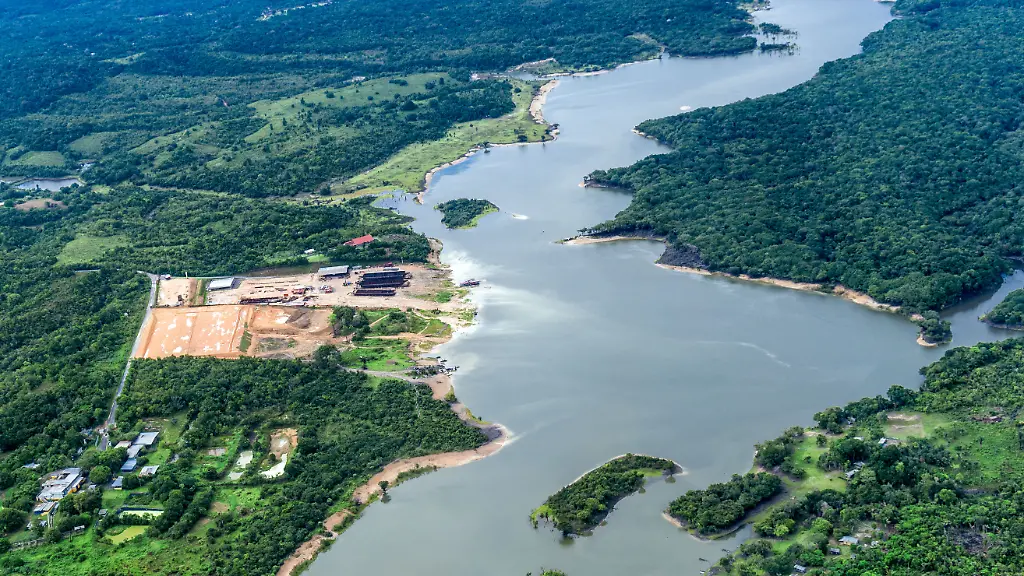 Industrieanlagen-am-Rande-des-Regenwaldes