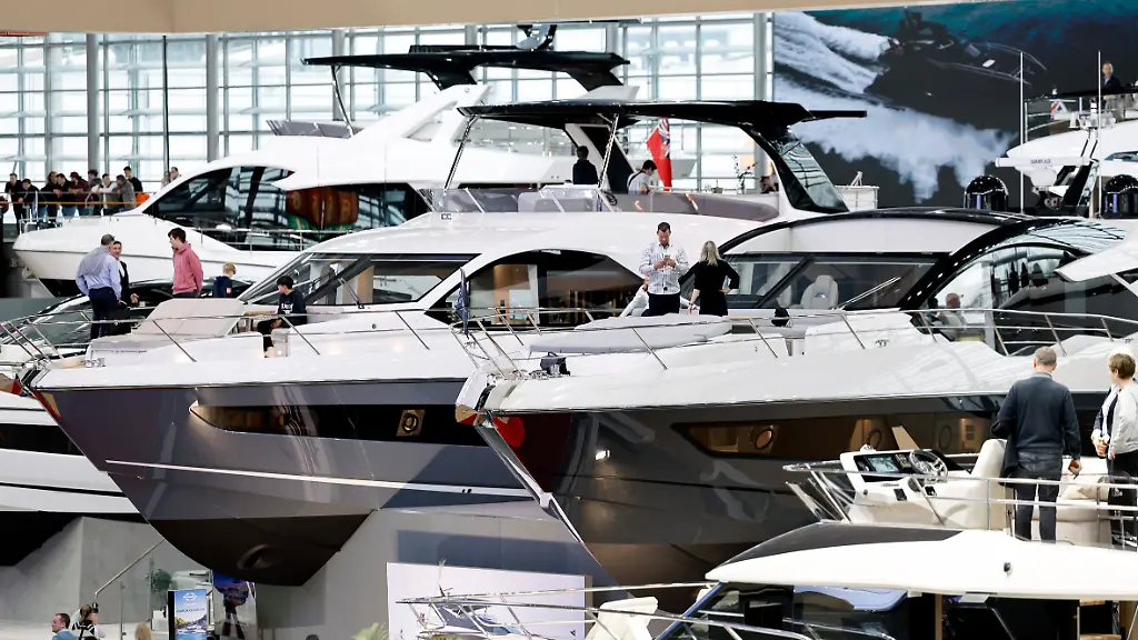 Luxusyachten-fuer-viele-Millionen-Euro-stehen-auf-der-Boot-2025-in-der-Messe-Duesseldorf-Auf-der-Fachmesse-stellen-rund-1500-Aussteller-vom-18-Januar-bis-zum-26-Januar-2025-auf-220000-Quadratmetern-Neuigkeiten-aus-der-Welt-des-Wassersports-vor-Themenbild-Symbolbild-Duesseldorf-26-01