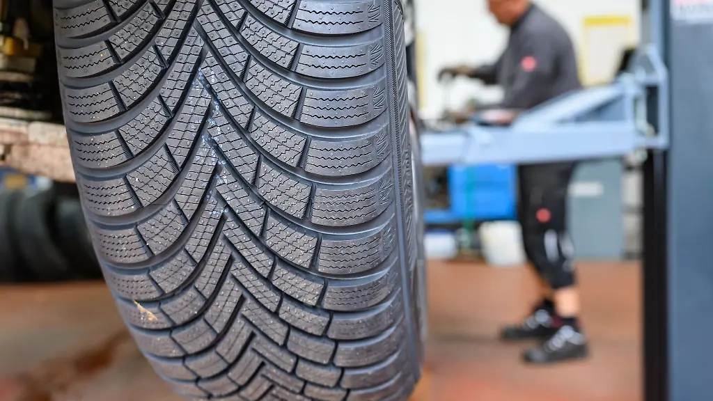 Autofahrer-die-sich-das-regelmaessige-Wechseln-von-Sommer-und-Winterreifen-sparen-wollen-koennen-sich-fuer-Ganzjahresreifen-entscheiden
