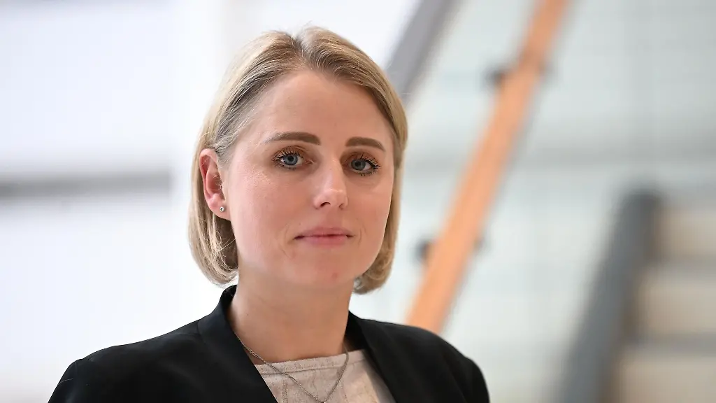 Seit-drei-Jahren-sitzt-Behrendt-fuer-die-AfD-im-Landtag-politisch-verortet-sie-sich-selbst-als-konservativ-und-rechts