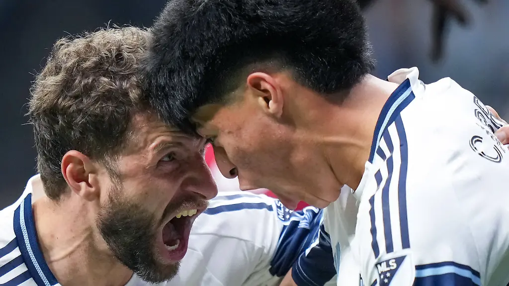 October-26-2025-Vancouver-Bc-CANADA-Vancouver-Whitecaps-Thomas-Muller-left-and-Kenji-Cabrera-celebrate-Cabrera-s-goal-against-FC-Dallas-during-the-second-half-in-Game-1-of-a-first-round-MLS-Fussball-Herren-USA-Cup-playoff-soccer-match-in-Vancouver-B-C-Sunday-Oct-26-2025