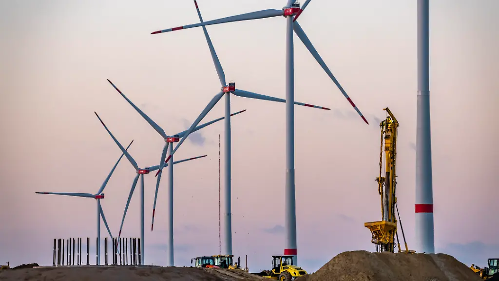 Baustelle-des-neuen-Windpark-Bedburg-3-auf-rekultiviertem-Tagebaugelaende-9-Windkraftwerke-mit-einer-Leistung-von-60-Megawatt-werden-neu-gebaut-fertiges-Fundament-auf-dem-dann-der-Turm-des-Windrad-gebaut-wird-betrieben-von-RWE-und-der-Stadt-Bedburg-NRW-Deutschland