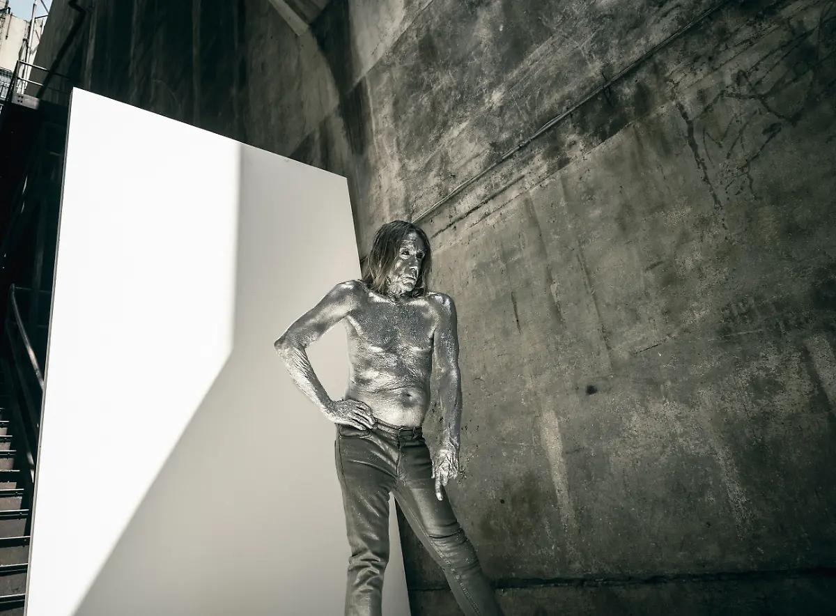 Iggy-Pop-Saenger-aus-den-USA-steht-Model-den-Saenger-und-Fotografen-Bryan-Adams-der-fuer-die-diesjaehrige-Auflage-des-Pirelli-Kalenders-2022-fotografiert-Unter-dem-Titel-On-The-Road-fotografierte-der-Saenger-Bryan-Adams-Musiker-und-Musikerinnen-in-Los-Angeles-und-auf-der-italienischen-Insel-Capri-fuer-den-seit-1964-bestehenden-Kalender