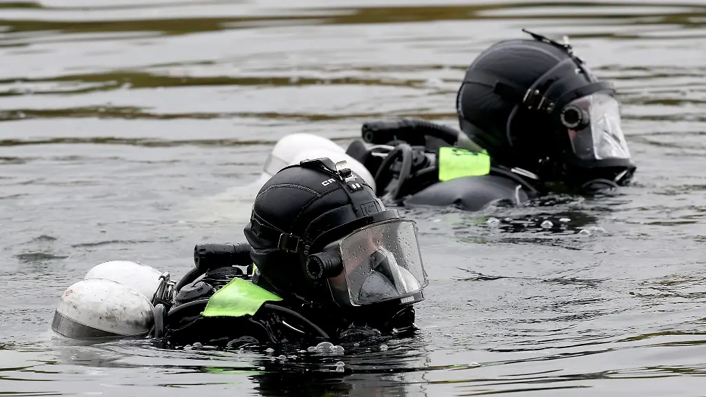 Taucher-setzen-die-Suche-am-Morgen-im-Geierswalder-See-fort