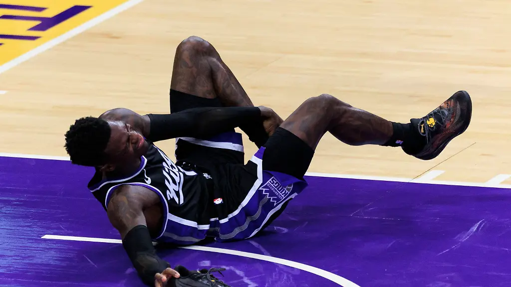 October-17-2025-Los-Angeles-California-USA-Dennis-Schroder-17-of-the-Sacramento-Kings-falls-and-holds-on-to-his-ankle-during-their-preseason-NBA-Basketball-Herren-USA-game-against-the-Los-Angeles-Lakers-on-Friday-October-17-2025-at-Crypto-com-Arena-in-Los-Angeles-California-Lakers-lose-to-Kings-116-117
