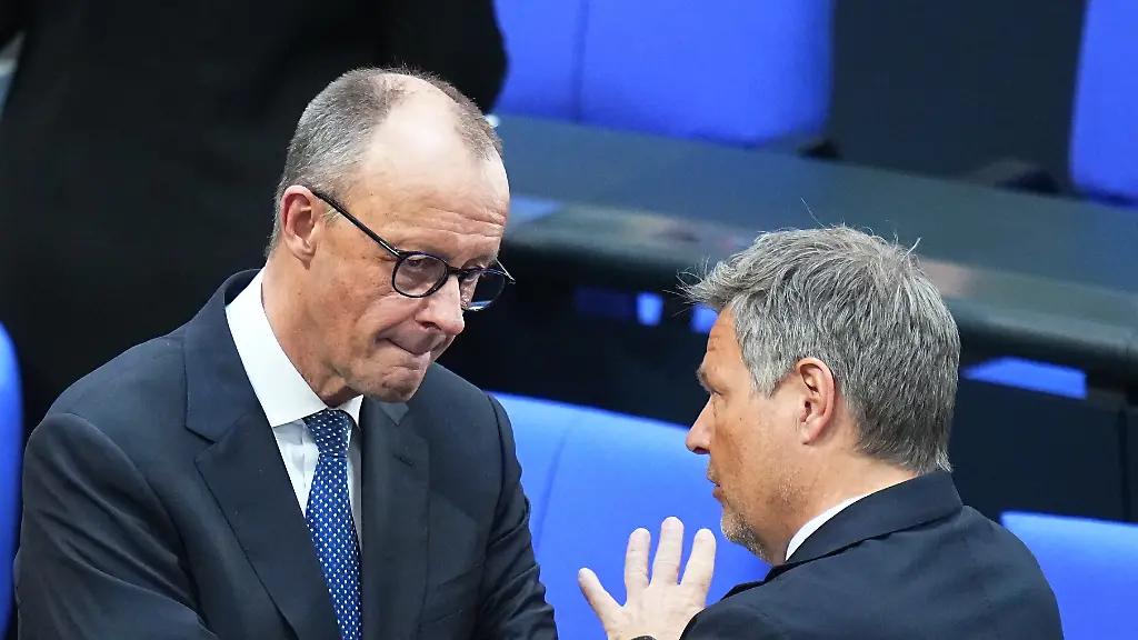 Friedrich-Merz-l-CDUCSU-Fraktionsvorsitzender-und-CDU-Bundesvorsitzender-spricht-mit-Robert-Habeck-Buendnis-90-Die-Gruenen-Bundesminister-fuer-Wirtschaft-und-Klimaschutz-bei-der-konstituierenden-Sitzung-des-neuen-Bundestags