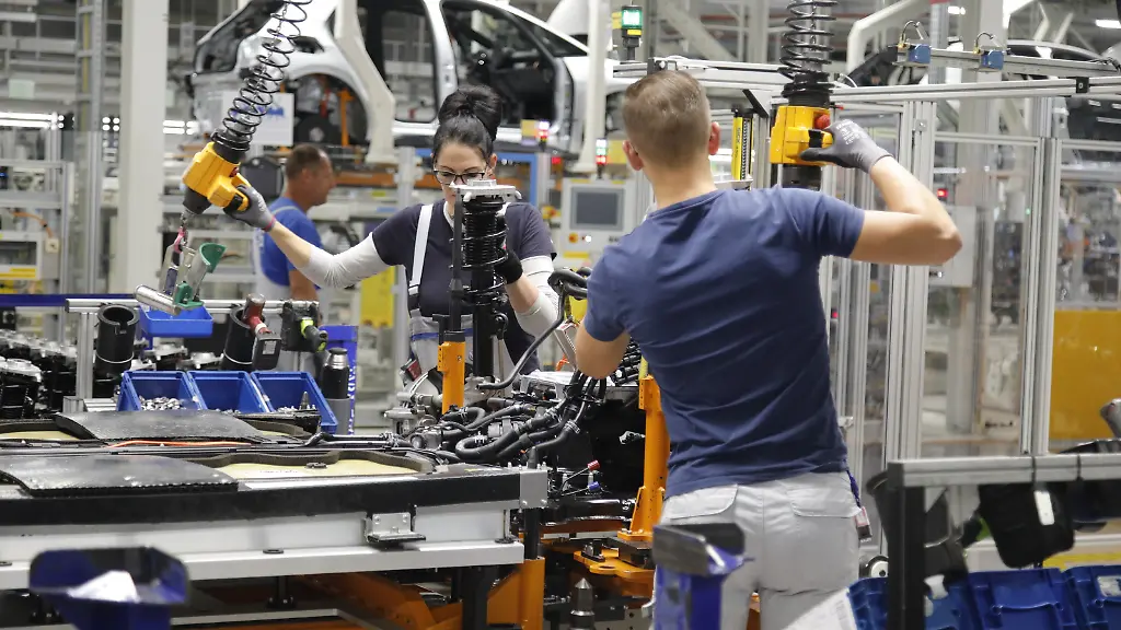 Produktionslinie-des-VW-ID-3-waehrend-es-Besuches-von-Carsten-Schneider-Bundesumweltminister-im-Werk-von-Volkswagen-in-Zwickau-In-dem-Fahrzeugwerk-fertigt-der-Volkswagen-Konzern-so-viele-Elektroautos-wie-an-keinem-anderen-Standort-In-den-saechsischen-VW-Werken-Zwickau-und-Dresden-standen-vergangene-Woche-die-Baender-still-Grund-ist-die-schwache-Nachfrage-nach-E-Autos-aus-dem-Hause-Volkswagen-Mit-Beginn-dieser-Woche-ist-auch-die-Produktion-wieder-angelaufen-Gemeinsam-mit-Ministerpraesident-Michael-Kretschmer-Wirtschaftsminister-Dirk-Panter-und-Landrat-Carsten-Michaelis-tauscht-sich-der-Minister-mit-den-Verantwortlichen-und-den-Beschaeftigten-vor-Ort-zu-aktuellen-Fragen-aus-vor-allem-im-Bereich-Fahrzeugbau-und-Einsatz-von-Recyclingmaterialien-in-der-Wertschoepfungskette-Zwickau-13-10