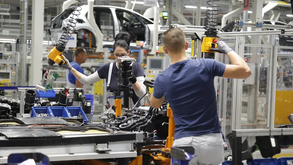 Produktionslinie-des-VW-ID-3-waehrend-es-Besuches-von-Carsten-Schneider-Bundesumweltminister-im-Werk-von-Volkswagen-in-Zwickau-In-dem-Fahrzeugwerk-fertigt-der-Volkswagen-Konzern-so-viele-Elektroautos-wie-an-keinem-anderen-Standort-In-den-saechsischen-VW-Werken-Zwickau-und-Dresden-standen-vergangene-Woche-die-Baender-still-Grund-ist-die-schwache-Nachfrage-nach-E-Autos-aus-dem-Hause-Volkswagen-Mit-Beginn-dieser-Woche-ist-auch-die-Produktion-wieder-angelaufen-Gemeinsam-mit-Ministerpraesident-Michael-Kretschmer-Wirtschaftsminister-Dirk-Panter-und-Landrat-Carsten-Michaelis-tauscht-sich-der-Minister-mit-den-Verantwortlichen-und-den-Beschaeftigten-vor-Ort-zu-aktuellen-Fragen-aus-vor-allem-im-Bereich-Fahrzeugbau-und-Einsatz-von-Recyclingmaterialien-in-der-Wertschoepfungskette-Zwickau-13-10