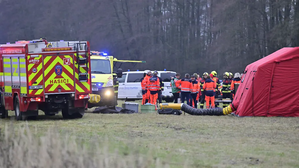 Rettungskraefte-arbeiten-am-Unfallort-nach-der-Kollision-eines-Schnellzuges-mit-einem-Personenzug-auf-der-Strecke-zwischen-den-Orten-Zliv-und-Divcice-bei-Ceske-Budejovice-Budweis-Beim-Zusammenstoss-der-zwei-Zuege-in-Tschechien-wurden-zahlreiche-Menschen-verletzt-Die-Ursache-des-Unfalls-ist-noch-unklar