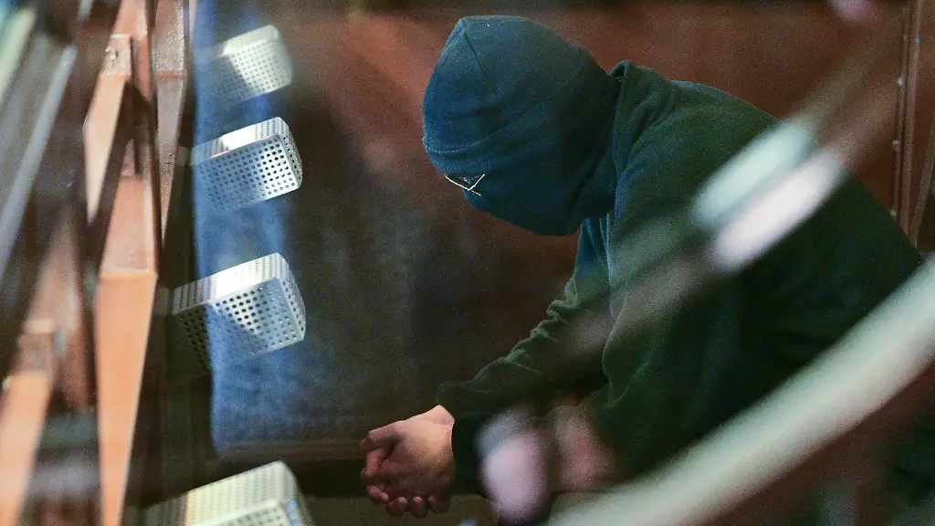 Der-Angeklagte-Wassim-Al-M-sitzt-zu-Prozessbeginn-im-Saal-des-Kriminalgerichts-Moabit-Der-syrische-Fluechtling-soll-am-21-Februar-im-Stelenfeld-des-Holocaust-Mahnmals-von-hinten-mit-einem-Messer-auf-einen-Besucher-eingestochen-haben-Nach-Einschaetzung-der-Bundesanwaltschaft-war-die-Tat-radikal-islamistisch-und-antisemitisch-motiviert