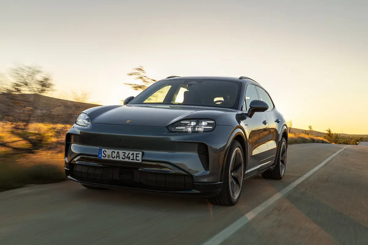 Der-Cayenne-Electric-leistet-300-kW-408-PS-was-mit-Launch-Control-kurzzeitig-auf-325-kW-442-PS-gesteigert-werden-kann